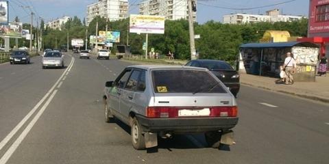 В Самаре под колесами автомобиля оказались мужчина и двое его детей