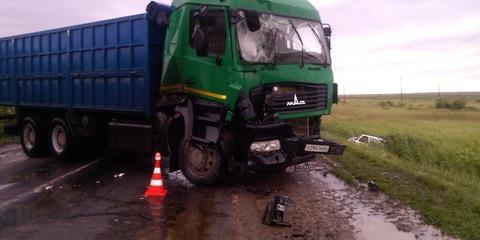 В Самарской области грузовик протаранил иномарку, погибли двое