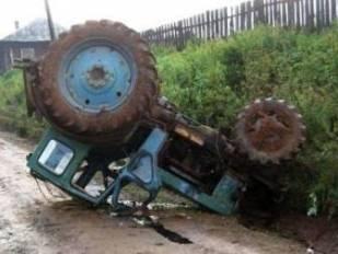 В Кинель-Черкасском районе опрокинулся трактор. Погибла жена водителя