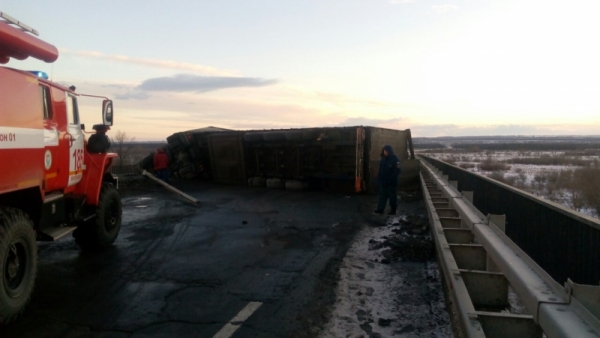 В Сызранском районе фура врезалась в ограждение моста, водитель выпал из кабины и разбился
