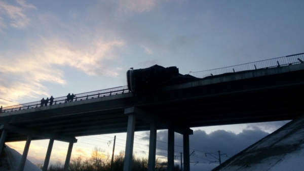 В Сызранском районе фура врезалась в ограждение моста, водитель выпал из кабины и разбился