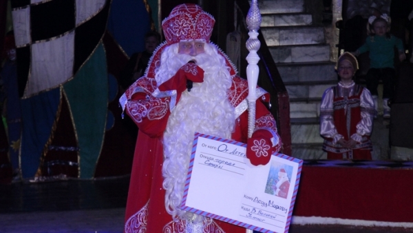 На главной елке Самары всероссийский Дед Мороз поздравил более 1,5 тысяч ребят