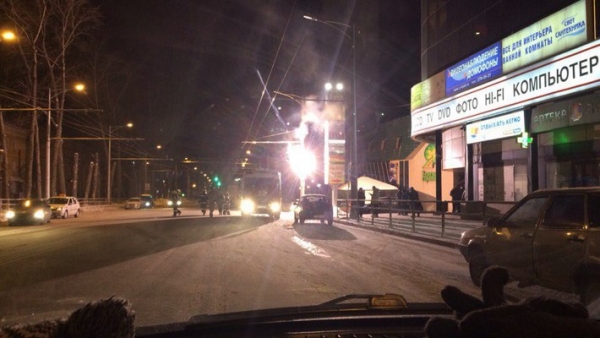 На Московском шоссе возле ресторана «Максимилианс» загорелась опора столба
